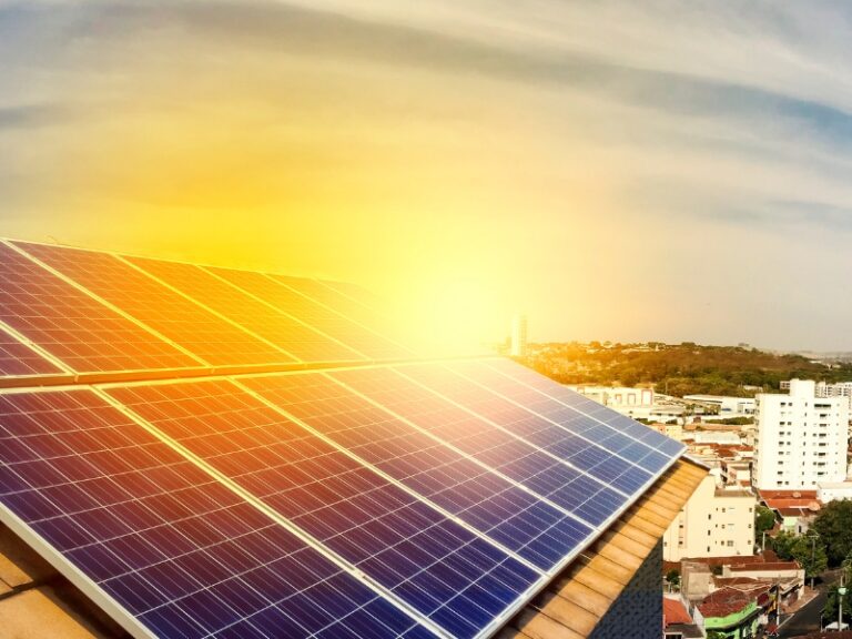 Usar una bomba sumergible con energía solar